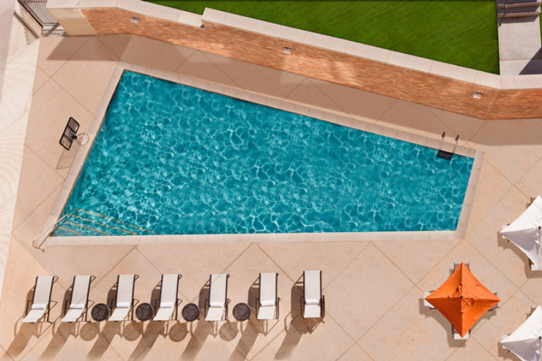 Att Ut Pool Retouch 02 Cropped